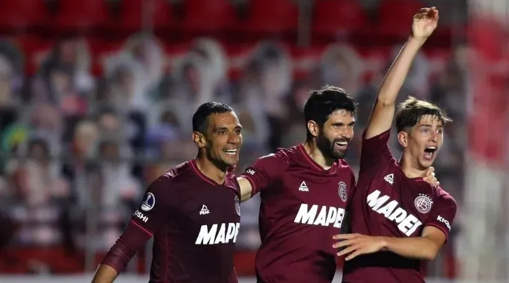 Jogadores do Lanús comemoram gol (Foto: Getty Images)
