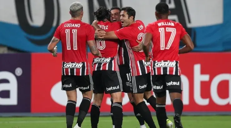 Jogadores do São Paulo comemoram gol diante do Sporting Cristal (Foto: Getty Images)