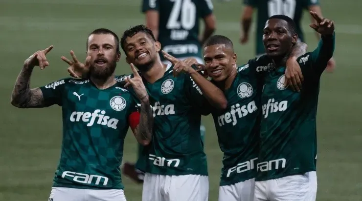 Jogadores do Palmeiras comemoram gol pelo Paulistão (Foto: Ettore Chiereguini/AGIF)