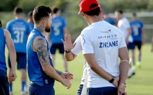 Rossi conversa com Dado em treino desta sexta-feira na Cidade Tricolor (Foto: Felipe Oliveira / EC Bahia)