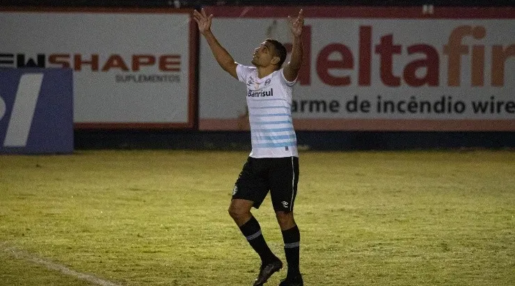 Diante do Caxias, Diego Souza marcou duas vezes na semi do Estadual (Foto: Maxi Franzoi/AGIF)