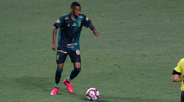 Ademir vem mantendo a boa fase no Coelho - Foto: Fernando Moreno/AGIF.