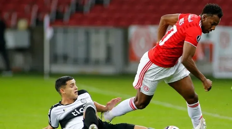 Jogadores de Internacional e Olimpia brigam pela bola (Foto: Getty Images)