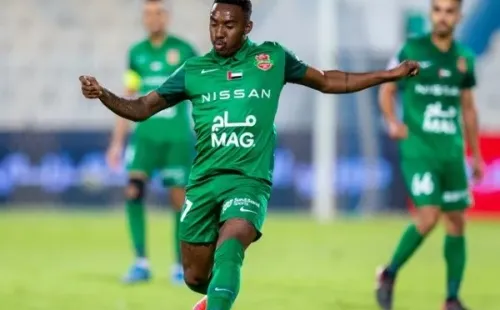 Atacante já conquistou título da Copa do Golfo Árabe pelo novo clube em 2021 (Foto: Divulgação/Site OficialAl Ahli Shabab)