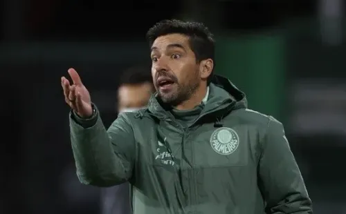 Abel Ferreira reclama da falta de treinar em meio à maratona desde 2020 (Foto: César Greco)