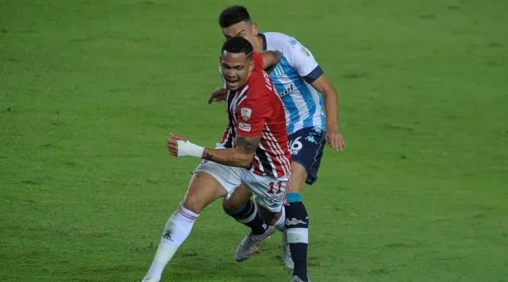 Atacante também precisou ser substituído na partida contra os argentinos - Foto: FotoBaires/AGIF.