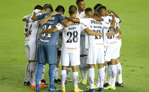 Jogadores do Santos abraçados. Foto: Getty Images