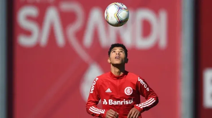 Vinicius Tobias: lateral é uma das joias da base (Foto: Ricardo Duarte/Internacional/Divulgação)