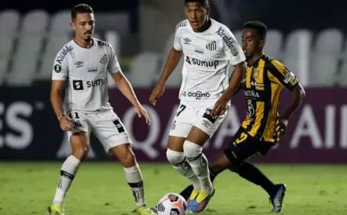 Santos em campo na goleada contra o The Strongest. (Foto: Getty Images)