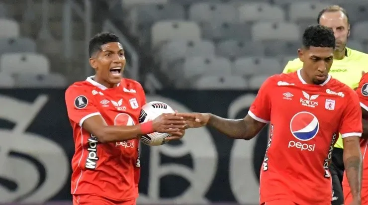 Jogadores do América de Cali comemoram gol no jogo de ida (Foto: Getty Images)
