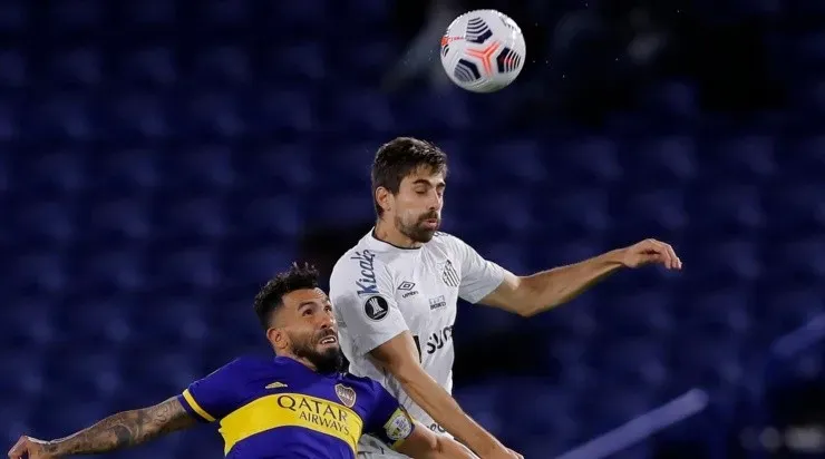 Tévez e Luan Peres disputam a bola pelo alto no jogo de ida (Foto: Getty Images)