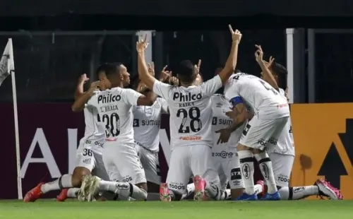Jogadores do Santos ajoelhados. Foto: Getty Images