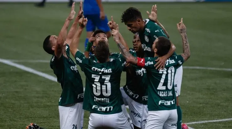Jogadores do Palmeiras comemoram gol pelo Paulistão (Foto: Ettore Chiereguini/AGIF)