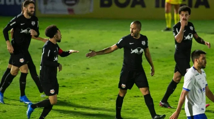 Jogadores do RB Bragantino comemoram gol pelo Paulistão (Foto: Diogo Reis/AGIF)