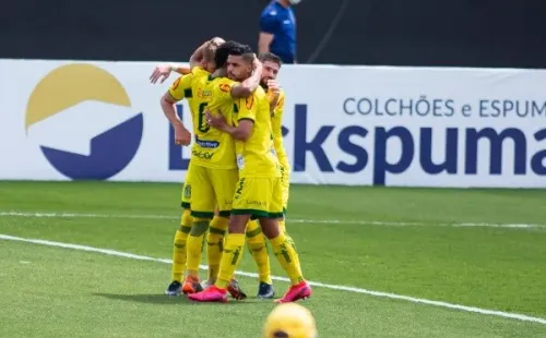 Mirassol comemorando gol no Paulistão. (Foto: Diogo Reis/AGIF)