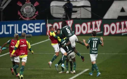 Palmeiras comemorando gol. (Foto: Ettore Chiereguini/AGIF)