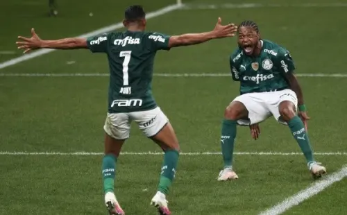 Luiz Adriano comemorando gol contra o Corinthians. (Foto: Ettore Chiereguini/AGIF)