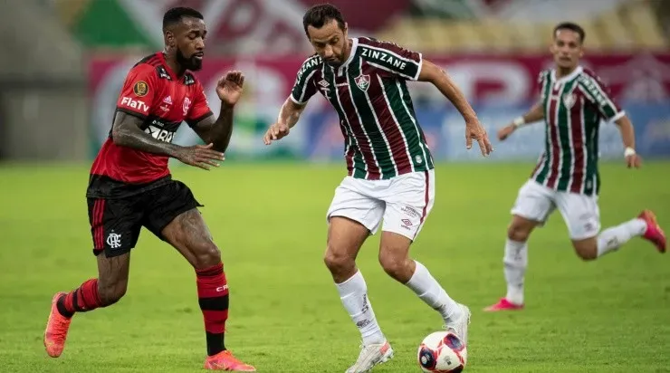 Gérson e Diego brigam pela bola (Foto: Jorge Rodrigues/AGIF)