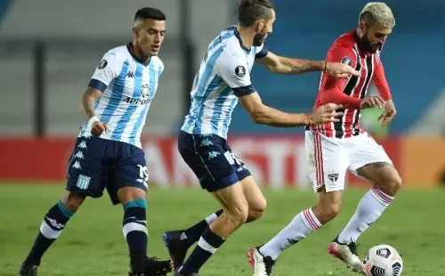 Racing x São Paulo jogando no estádio El Cilindro, em Avellaneda, na Argentina. (Foto: Getty Images)