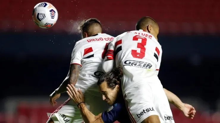 Jogadores disputam a bola pelo alto (Foto: Getty Images)