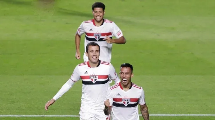 Jogadores do São Paulo comemoram gol pelas semifinais (Foto: Marcello Zambrana/AGIF)