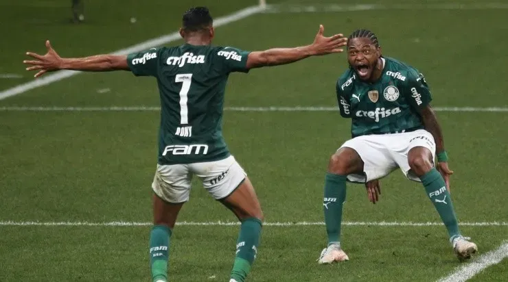 Jogadores do Palmeiras comemoram gol pelas semifinais (Foto: Ettore Chiereguini/AGIF)