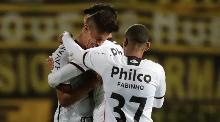 Jogadores do Athletico comemoram gol (Foto: Getty Images)