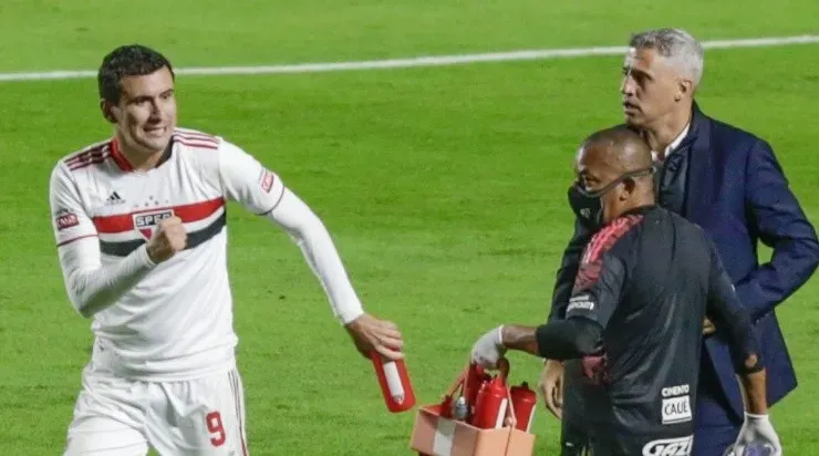 Pablo e Crespo: técnico perdeu a paciência com atacante (Foto: Marcello Zambrana/AGIF)