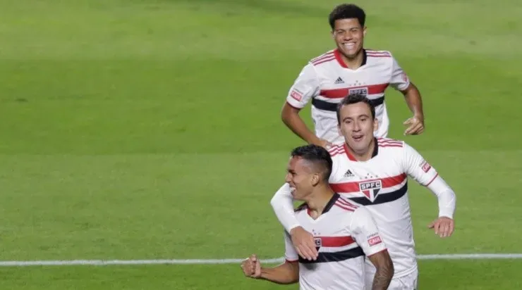 Jogadores do São Paulo comemoram gol pelo Paulistão (Foto: Marcello Zambrana/AGIF)