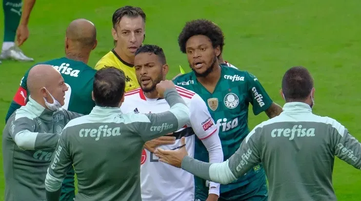 Disputa por espaço foi intensa na primeira etapa no Morumbi (Foto: Marcello Zambrana/AGIF)