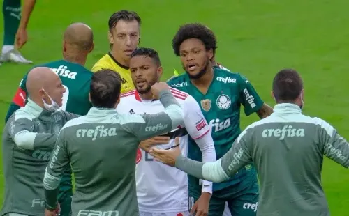 Abel “peitou” Liziero no primeiro tempo e foi criticado por comportamento pela imprensa (Foto: Marcello Zambrana/AGIF)