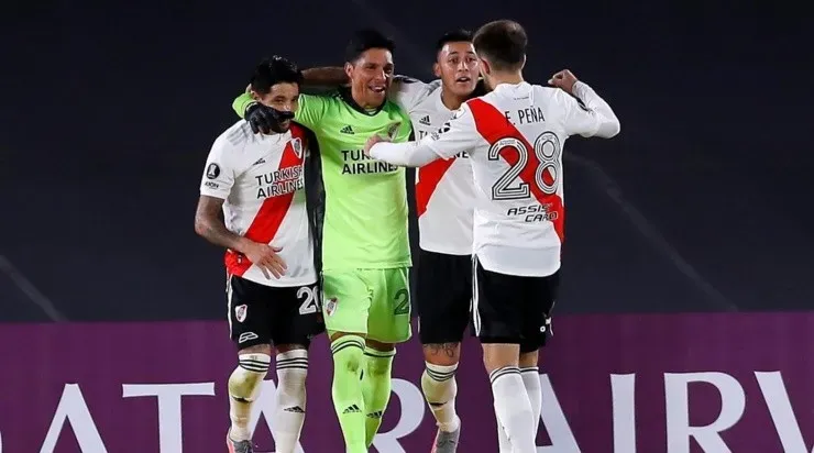 Jogadores do River Plate comemoram gol diante do Independiente Santa Fe (Foto: Getty Images)