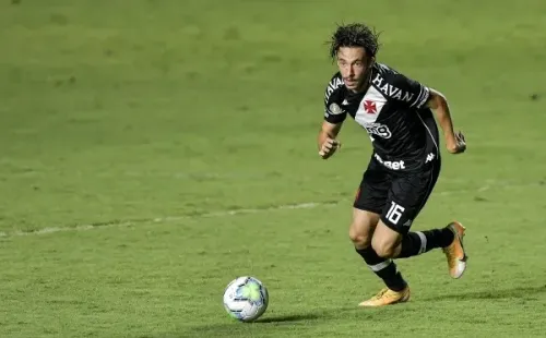 Caio tem forte concorrência no meio de campo do Vasco para a Série B (Foto: Thiago Ribeiro/AGIF)