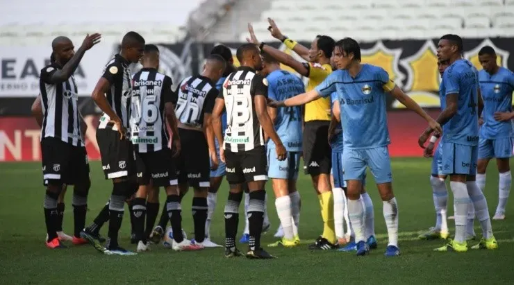 Grêmio acabou sendo derrotado pelo Ceará - Foto: Kely Pereira/AGIF.