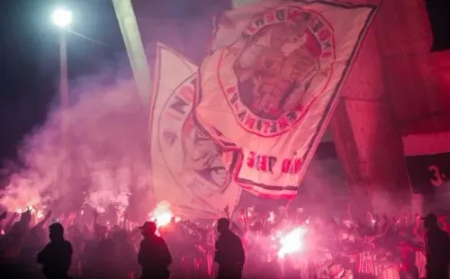 A torcida do Tricolor compareceu na frente do estádio para apoiar a equipe antes do confronto. (Foto: Joao Allbert/AGIF)