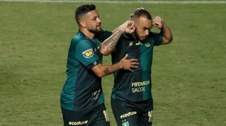 Jogadores do América-MG comemoram gol (Foto: Fernando Moreno/AGIF)