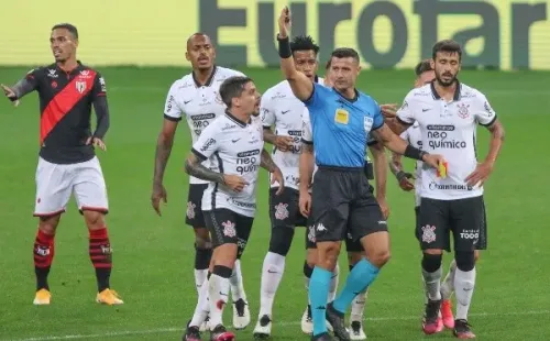 Corinthians em campo contra o Atlético-GO. (Foto: Marcello Zambrana/AGIF)