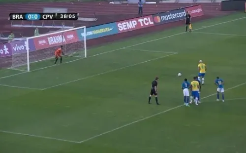 Pedro abriu o placar neste sábado (5), de pênalti. (Foto: Reprodução Vídeo)