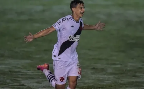 Sarrafiore comemora gol na vitória do Vasco no jogo de ida contra o Boavista (Foto: Thiago Ribeiro/AGIF)
