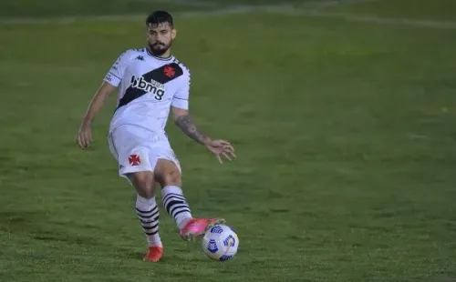 Ricardo Graça tem sido inseguro na zaga do Vasco e pode deixar time titular (Foto: Thiago Ribeiro/AGIF)