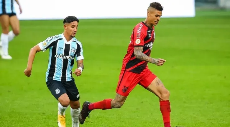 Jhonata não pareceu ser a solução no lugar de Jean Pyerre - Foto: Pedro H. Tesch/AGIF.