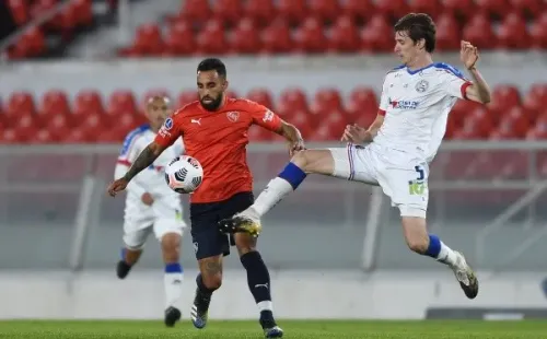 Conti chegou e tomou conta da zaga do Esquadrão em 2021 (Foto: Marcelo Endelli/Getty Images Argentina)