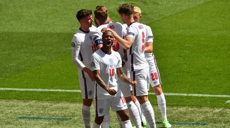 Jogadores ingleses comemoram gol na estreia na Eurocopa (Foto: Getty Images)