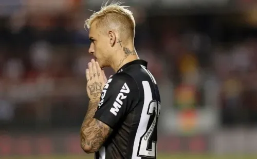 Róger Guedes está na China, mas sempre comenta posts a favor do Atlético na web (Foto: Daniel Vorley/AGIF)