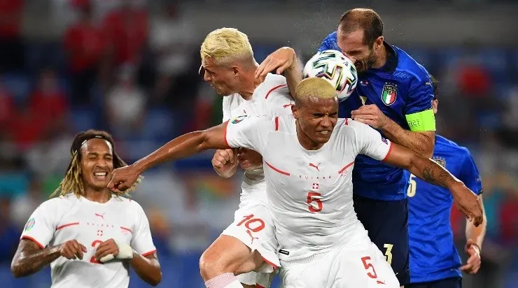 Chiellini levou o braço à bola no lance do gol anulado (Foto: Getty Images)