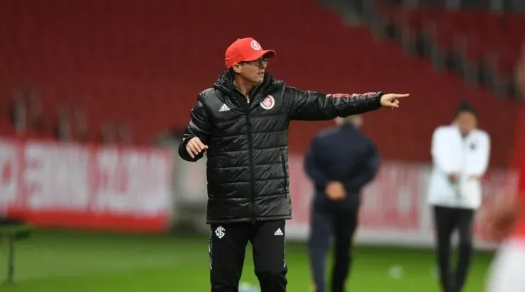 Osmar Loss: comanda a equipe interinamente (Foto: Ricardo Duarte/Internacional/Divulgação)