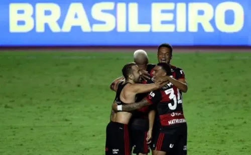Jogadores do Flamengo se abraçam após gol. Foto: Getty Images