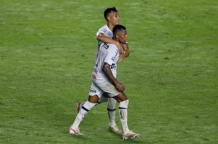 Jogadores do Santos festejam gol. (Foto: Getty Images)