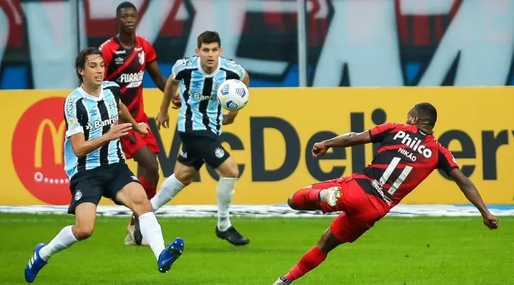Tricolor foi derrotado pelo Athletico-PR atuando em seus domínios - Foto: Pedro H. Tesch/AGIF.