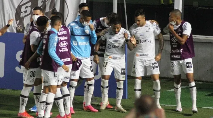 Jogadores do Santos comemoram um dos gols marcados diante do São Paulo (Foto: Fernanda Luz/AGIF)